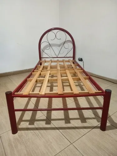 Cama em aço tubular cor vinho estrado em madeira