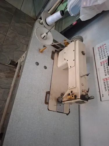 ? Máquina de Costura Reta Industrial Yamata (Com Bancada)