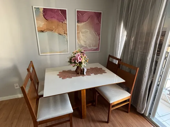 Mesa quadrada com 4 cadeiras