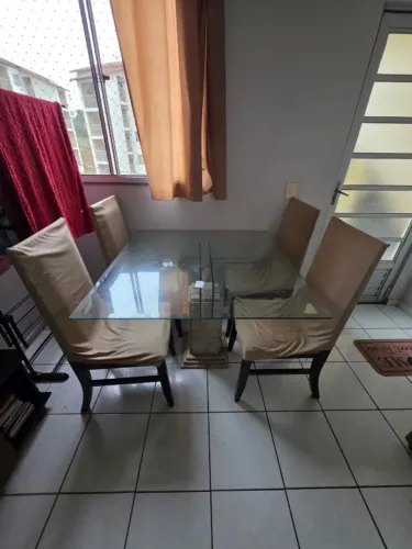 MESA TAMPO DE VIDRO COM QUATRO CADEIRAS