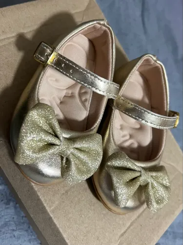 Sapatilha infantil confortável com laço glitter