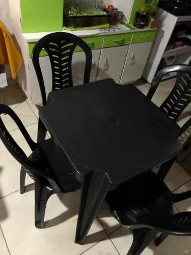 MESA DE PLÁSTICO COM QUATRO CADEIRAS - RETIRADA EM CRUZ DAS ARMAS, JP.