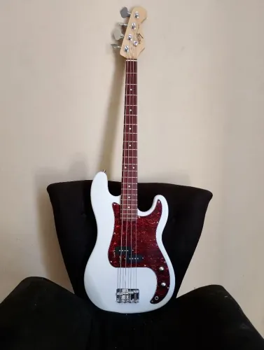 Baixo Precision Bass Seven 