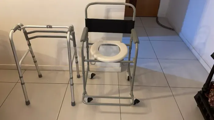 Andador e cadeira de banho