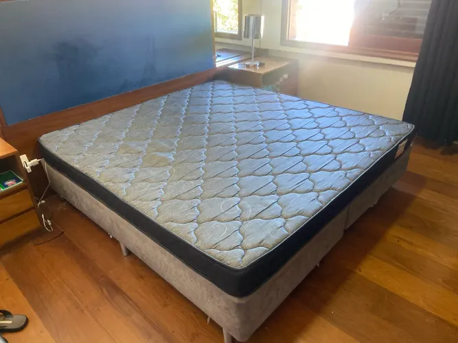 Vendo cama King size box com colchão de espuma