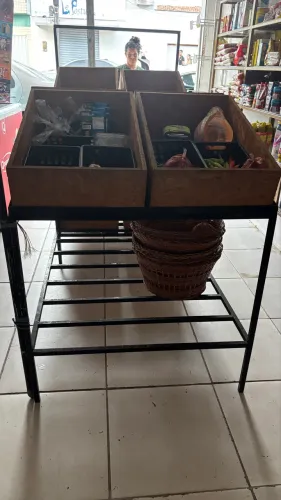 Prateleiras para venda de frutas