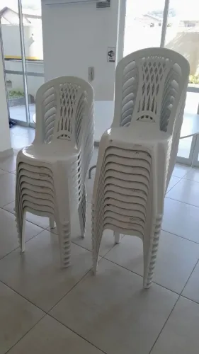 Cadeiras de plástico 