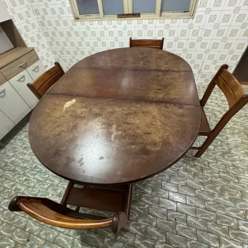 Mesa oval/redonda com cadeiras