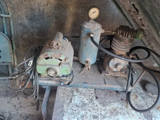 Compressor de ar antigo funcionando perfeitamente