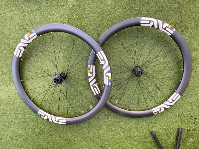 Rodas ENVE SES 4.5 carbono disc Okm cerâmica 