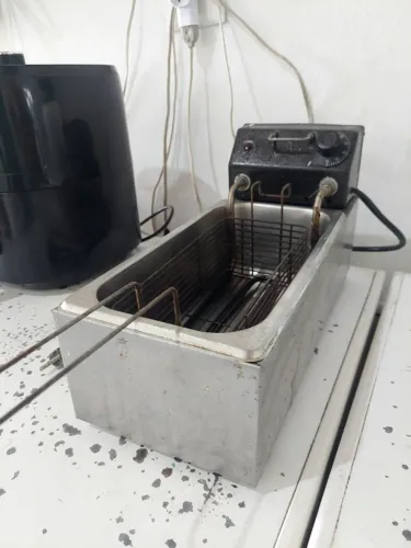 Fritadeira Eletrica aço inox profissional de 3 litros 220v excelente