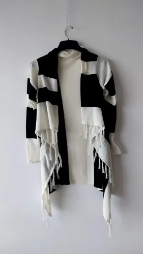Blusa Cardigan de Lã Preta com offwhite