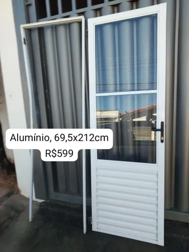 Porta em alumínio e vidro.