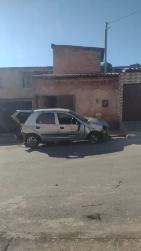 Vende se Celta 1.0 batido pra retirar peças