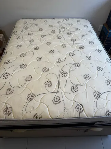 Cama casal com baú