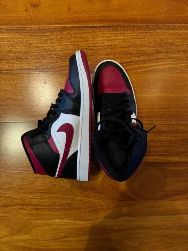 Tenis Nike Air Jordan 1 Mid Bred Toe (vermelho/preto)