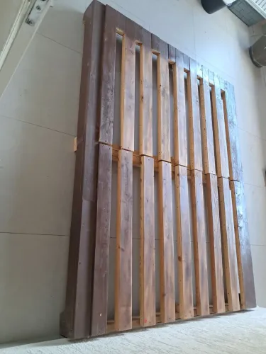 Cama rústica tipo japonesa.Obs:A cama divide em duas partes, facilitando o transporte.