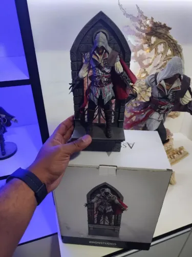 Estátua figura Ezio Assassin's Creed