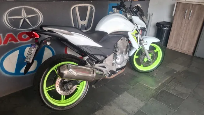 Moto impecável