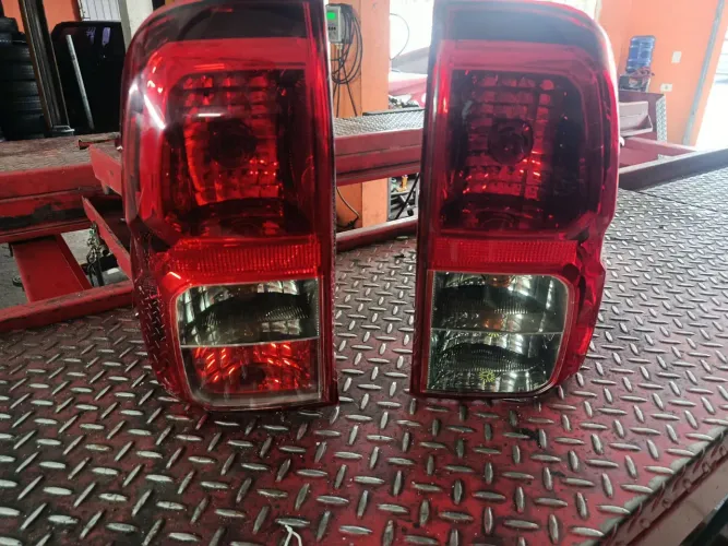 Par lanterna traseira Hilux 2015 a 2022