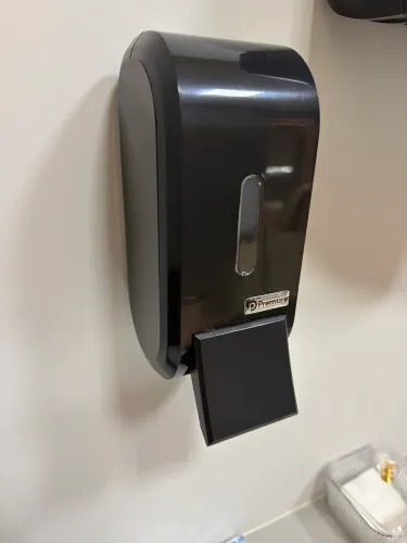 Porta sabonete líquido e porta toalha de papel