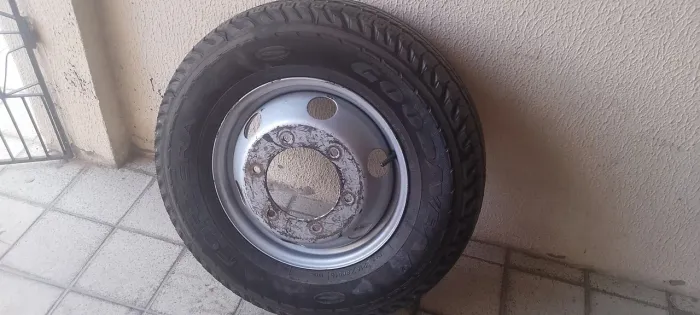Pneu com aro Goodyear 215/80 16