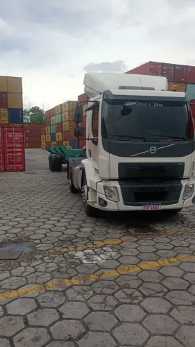 Volvo vm 360 4 X 2 2025 vlr 200000 mais parcelas transfiro