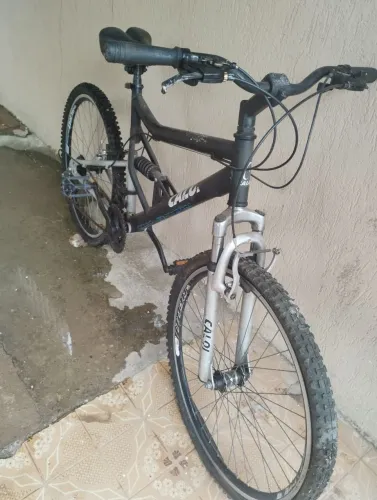 Bike CALOI aro 28 dupla suspensão, pneus novos, usada no estadobg  vos