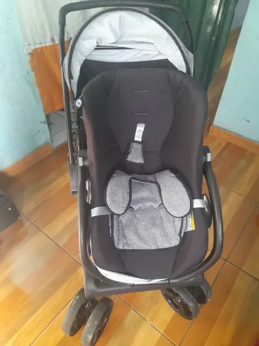 Carrinho de bebê, e bebê conforto super confortável