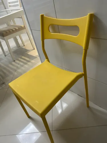 Cadeira Easy Amarela marca Etna, polipropileno estrutura de aço 41x49x77 cm