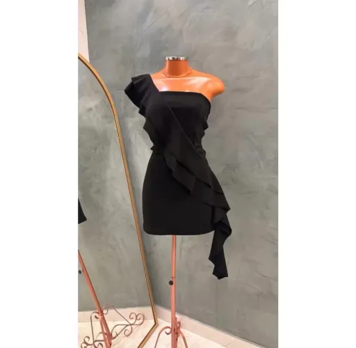 Vestido curto babado manga única