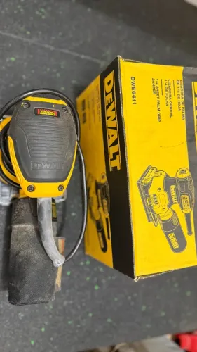Lixadeira Orbital de Palma DeWalt DWE6411 (1/4 de folha)
