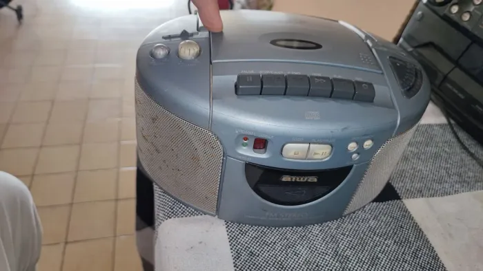 Rádio Aiwa CSD-ES100 funcionando mais com alguns defeitos