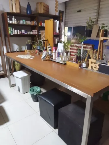 Vendo mesa de madeira ,com pés de aço inoxidável