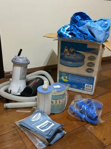 Piscina intex pouco uso com bomba de ar , bomba d?água e filtro