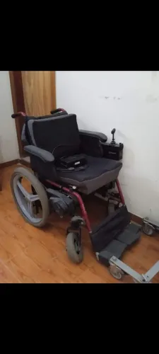 Cadeira de rodas motorizada, precisa de reparo dos pneus e novas baterias