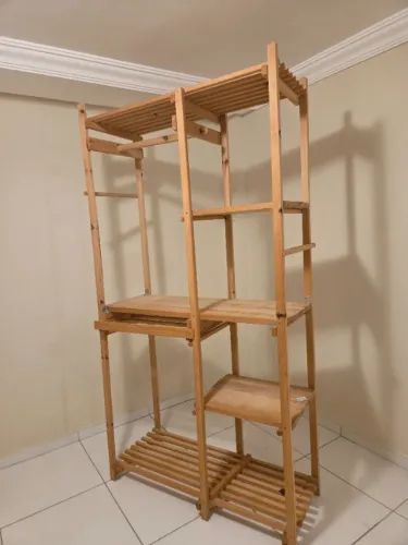Arara (guarda roupa aberto)