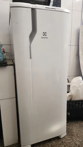 Geladeira RE31 Electrolux seminova 1 ano de uso