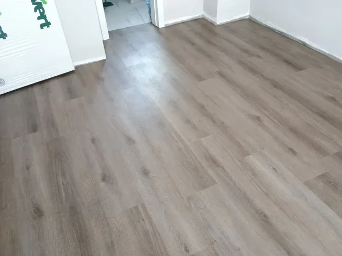 Instalação e colocação de pisos vinílicos