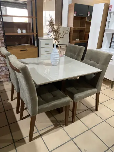 Mesa de jantar c/ 4 cadeiras