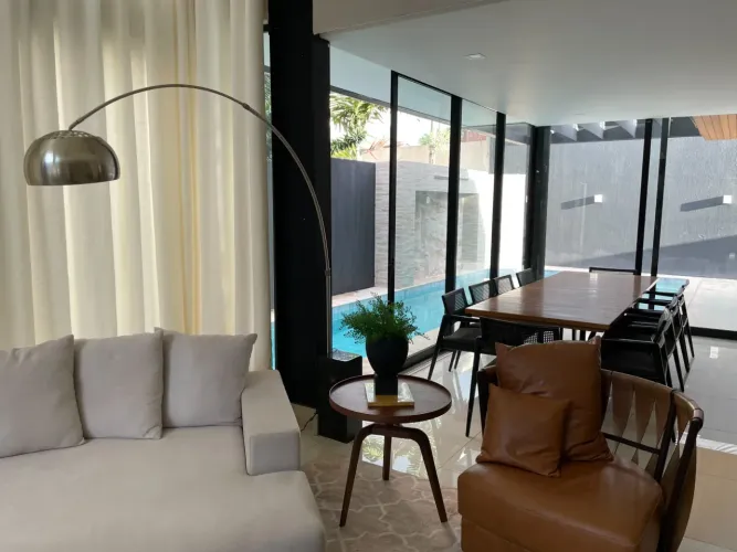 Casa mobiliada e com 4 suítes à venda, 321m² de área construída, no Condomínio Jardins Val