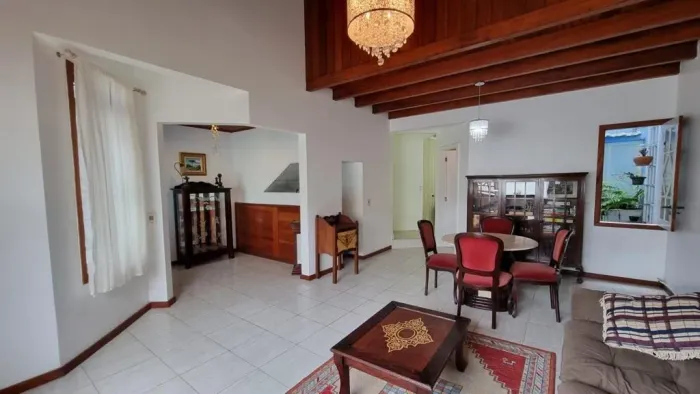 Casa com 05 Dorm. S/02 suítes 255m² no Itacorubi