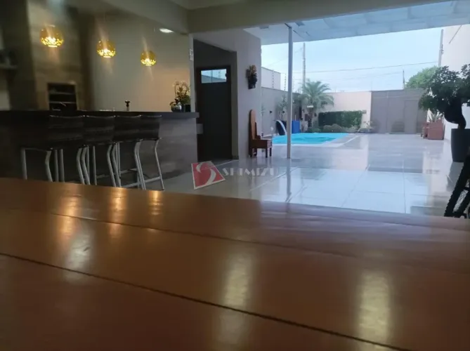 Linda casa com piscina e móveis planejados em Maringa