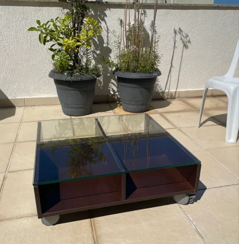 Mesa de centro de madeira maciça e vidro - com rodízio 