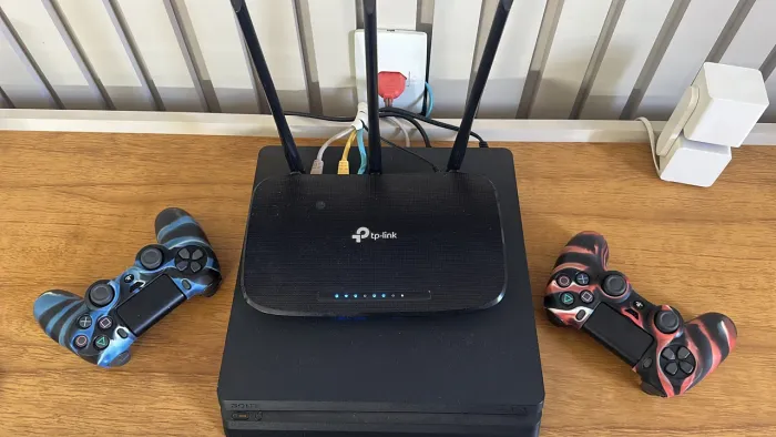 Vende-se PS4 1 Terá com 2 Controles e 5 Jogos
