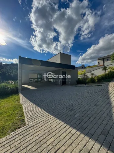 Casa em Atibaia à venda com 3 suítes, piscina área gourmet e 3 vagas garagem em condomínio