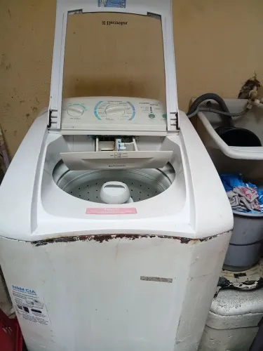 VENDO UMA MAQUINA DE LAVAR . 9.0K