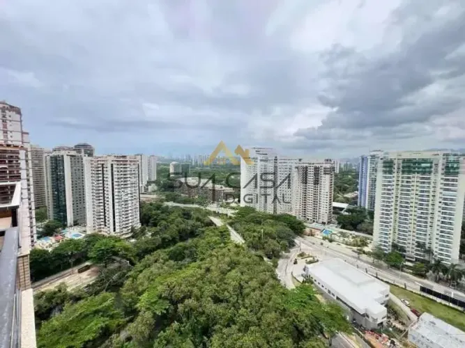 Cobertura Reformada com 2 suítes e vista livre à venda na Barra da Tijuca. REF: BACB5427