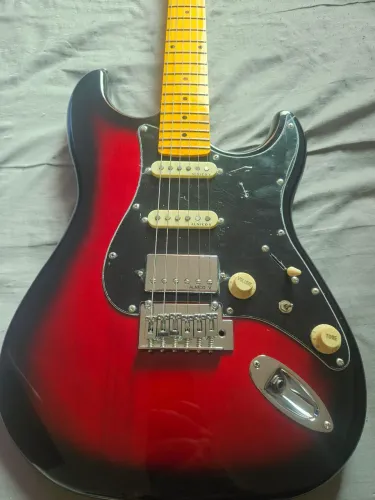 Guitarra Hss - Trastes Inox, ponte dois pivôs, coil split, tarraxas com trava, alnico V