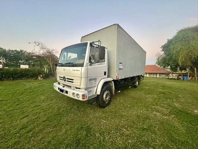 Mercedes 1215 Baú com Rampa / Plataforma